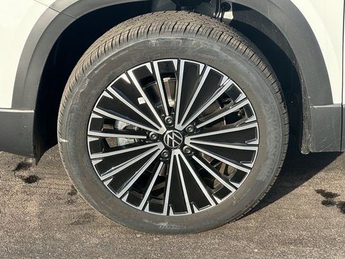 New 2026 Volkswagen Taos SE FWD image 6