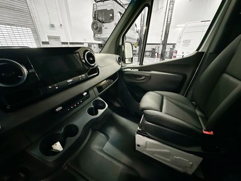 Used 2025 Mercedes-Benz Sprinter 2500 image 23