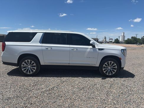 Used 2021 GMC Yukon XL Denali w/ Denali Ultimate Package AWD/4WD image 3