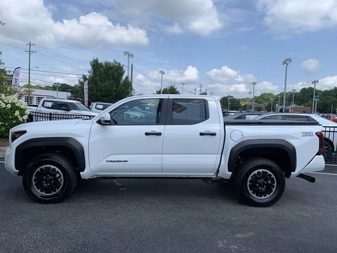 Used 2025 Toyota Tacoma TRD Off-Road AWD/4WD image 5