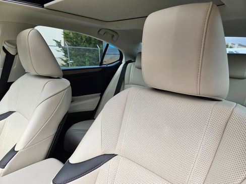 Used 2024 Lexus ES 350 w/ Accessory Package (Z1) FWD image 9