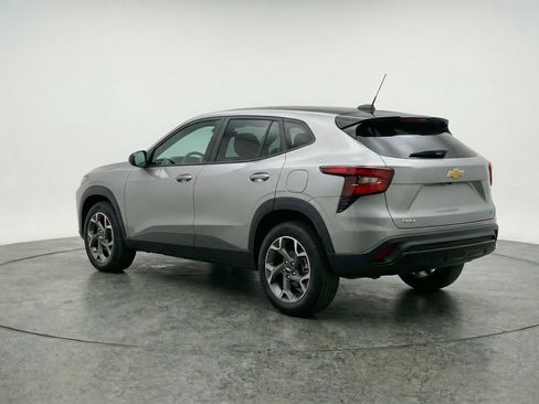 Used 2025 Chevrolet Trax LT FWD image 6