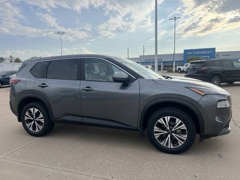Used 2023 Nissan Rogue SV image 2