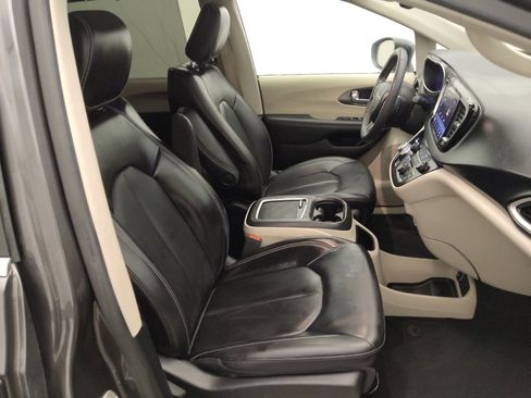Used 2023 Chrysler Pacifica Touring-L FWD image 21