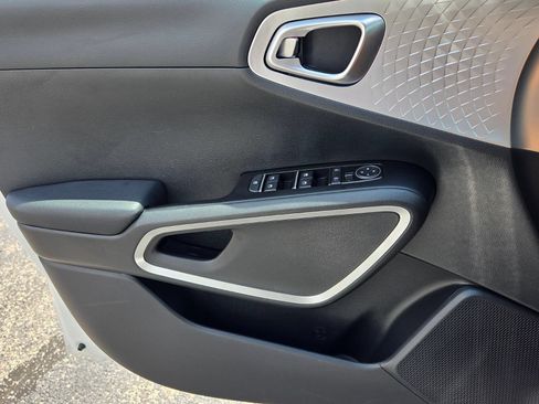 Used 2025 Kia Soul LX w/ LX Technology Package FWD image 29