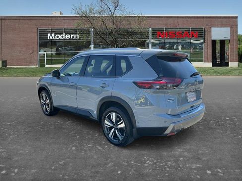 Used 2025 Nissan Rogue SL image 2