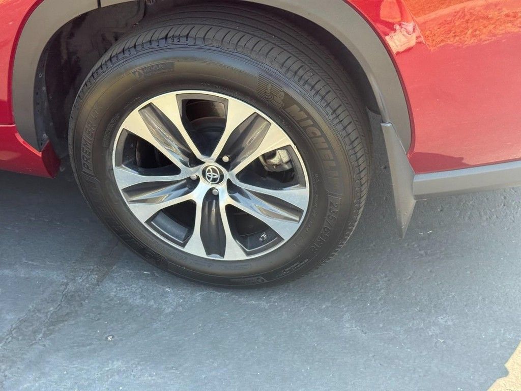 Used 2022 Toyota Highlander XLE AWD/4WD image 10