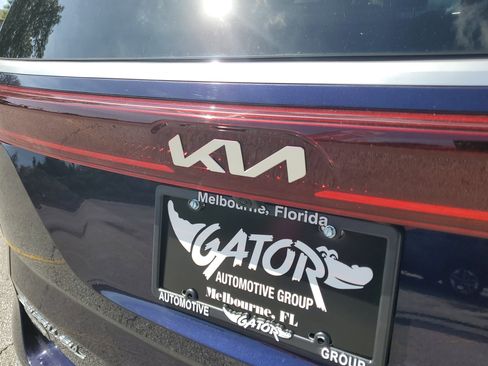 Used 2022 Kia Carnival LX image 6