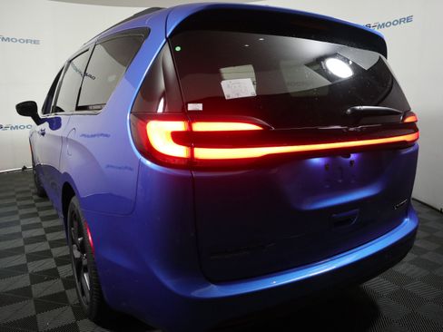 New 2026 Chrysler Pacifica Limited image 10