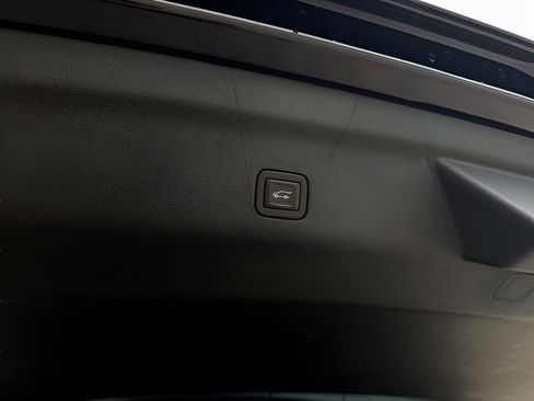 Used 2022 Chevrolet Suburban LT w/ Luxury Package image 27