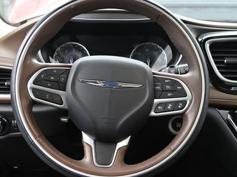 Used 2017 Chrysler Pacifica Limited FWD image 28