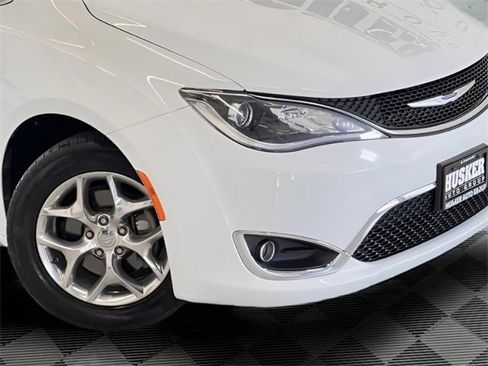 Used 2019 Chrysler Pacifica Limited image 38