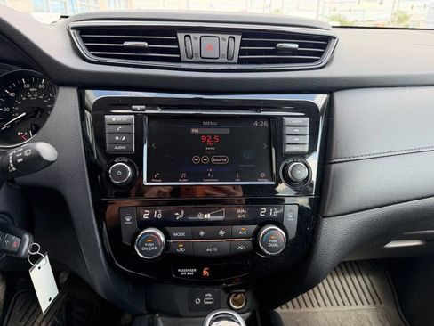 Used 2020 Nissan Rogue S FWD image 12