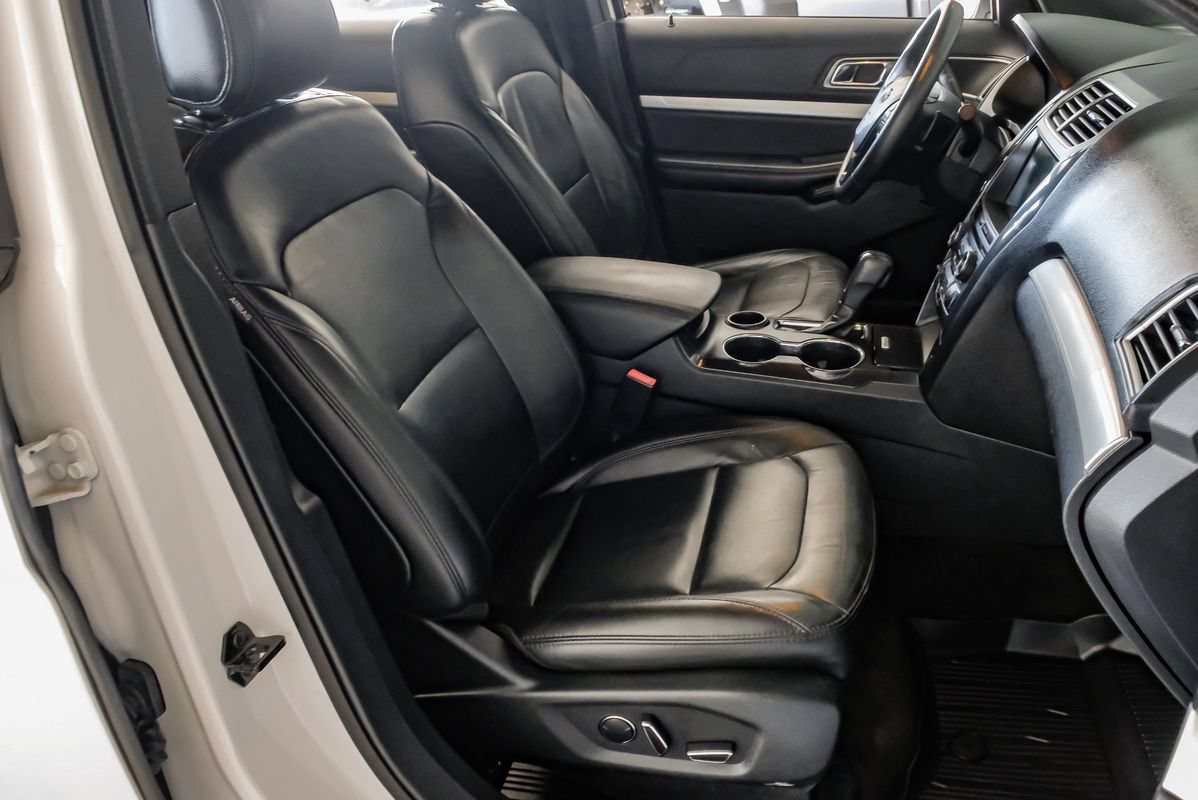 Used 2017 Ford Explorer XLT w/ Equipment Group 202A FWD image 30