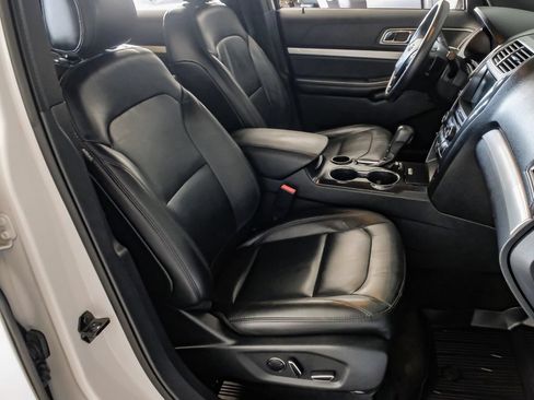 Used 2017 Ford Explorer XLT w/ Equipment Group 202A FWD image 30