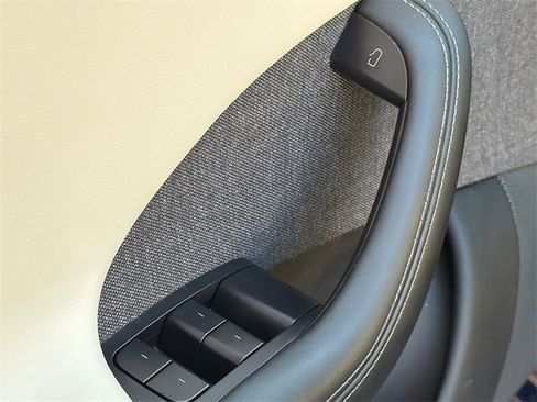 Used 2022 Tesla Model S Base image 22