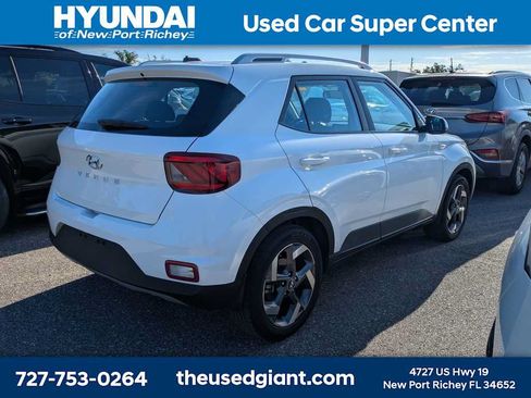 Used 2023 Hyundai Venue SEL FWD image 2