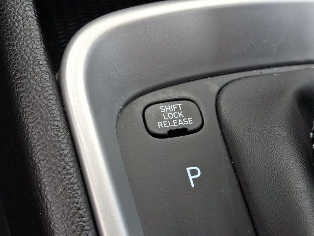 Certified 2025 Hyundai Venue SEL FWD image 31