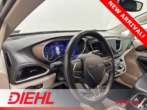 Used 2019 Chrysler Pacifica Touring-L w/ Advanced Safetytec Group image 23
