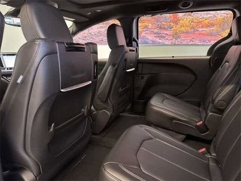 New 2025 Chrysler Pacifica Select w/ Uconnect Theater Family Group image 19