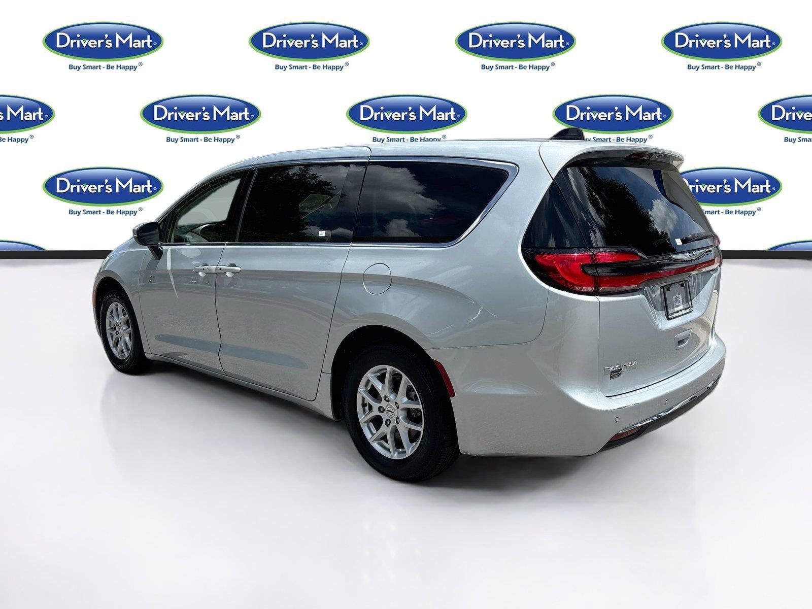 Used 2023 Chrysler Pacifica Touring-L FWD image 5