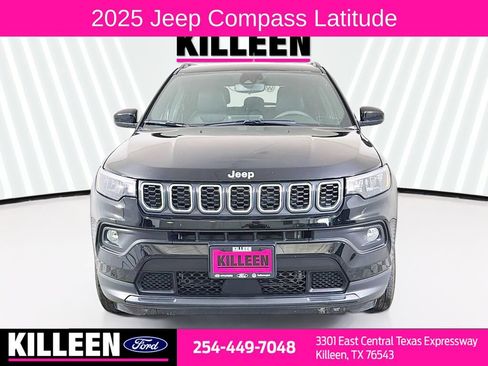 Used 2025 Jeep Compass Latitude AWD/4WD image 2