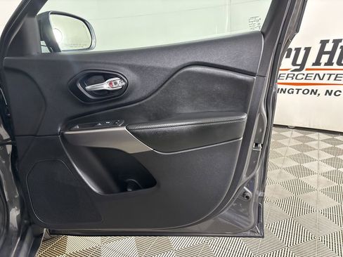 Used 2022 Jeep Cherokee Limited image 26