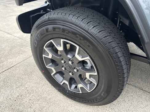 New 2025 Jeep Gladiator Sport w/ Premium Package image 11