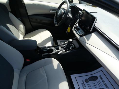 Used 2021 Toyota Corolla LE FWD image 25