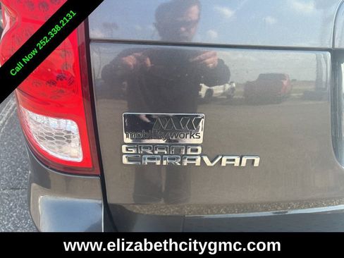 Used 2016 Dodge Grand Caravan SXT w/ UConnect Hands-Free Group image 4