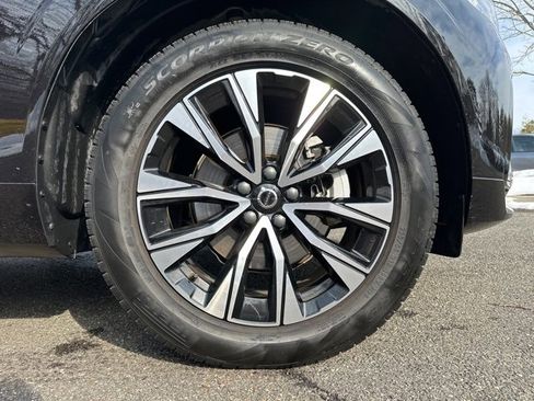 Certified 2025 Volvo XC60 B5 Core image 11