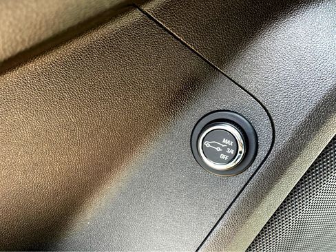 Used 2018 GMC Acadia SLE image 17