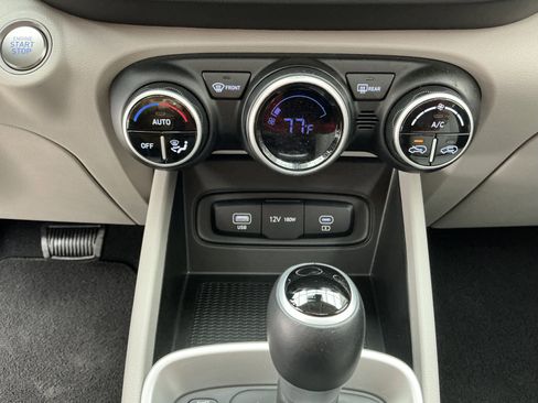 Used 2025 Hyundai Venue SEL image 12