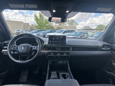 Certified 2025 Honda Pilot Sport image 17