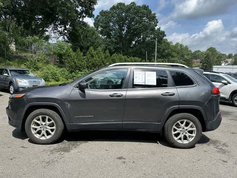Used 2016 Jeep Cherokee Latitude w/ Cold Weather Group AWD/4WD image 2