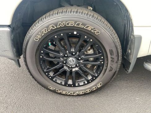 Used 2018 Nissan Titan SL image 32