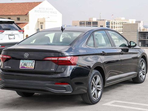 Certified 2024 Volkswagen Jetta SE image 4