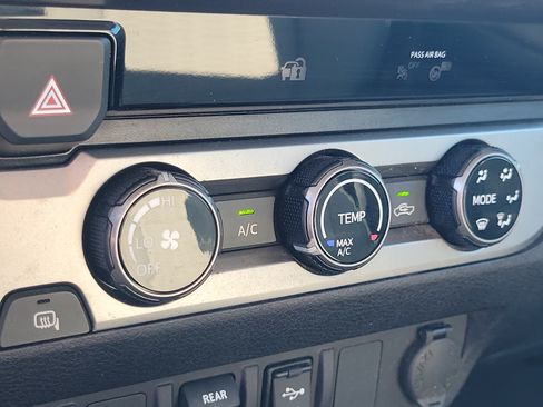 Used 2018 Toyota Tacoma SR5 RWD image 23