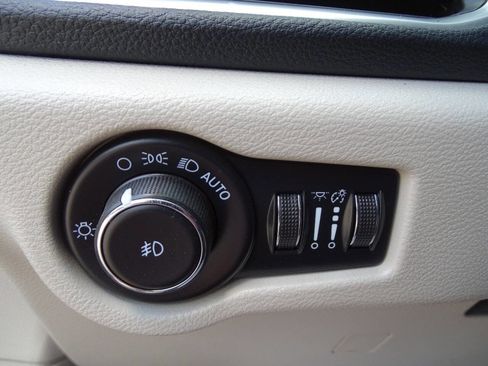 Used 2023 Chrysler Pacifica Limited image 21