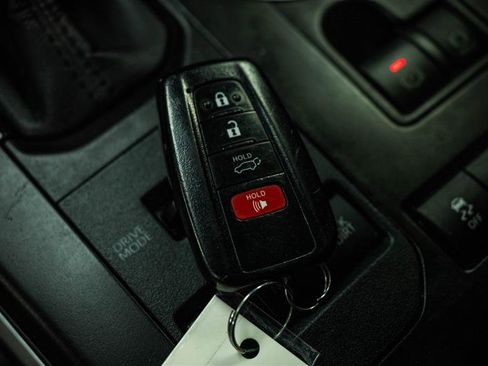 Used 2020 Toyota Highlander XLE image 24