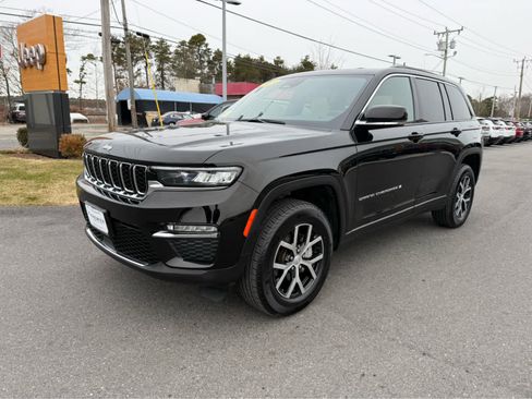 Used 2024 Jeep Grand Cherokee Limited image 3