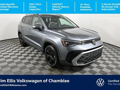 Used 2025 Volkswagen Taos SE w/ Black Wheel Package