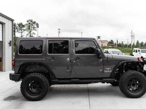 Used 2017 Jeep Wrangler Unlimited Sahara w/ Connectivity Group AWD/4WD image 4