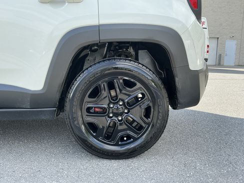 Used 2017 Jeep Renegade Trailhawk AWD/4WD image 9