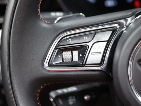 Used 2022 Bentley Bentayga AWD/4WD image 29