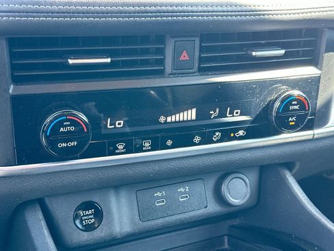 Used 2025 Nissan Rogue SV FWD image 15