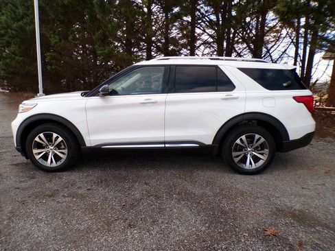 Used 2020 Ford Explorer Platinum w/ Premium Technology Package image 2