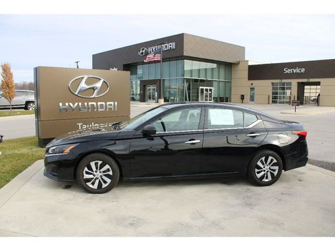 Used 2024 Nissan Altima 2.5 S image 2