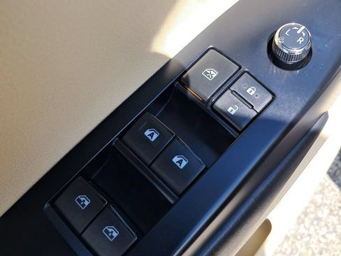 Used 2019 Toyota Highlander XLE AWD/4WD image 11