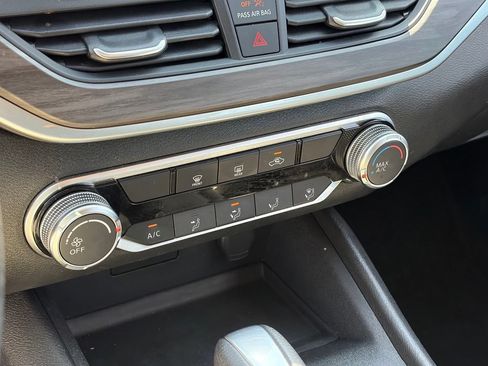 Used 2025 Nissan Altima 2.5 SV FWD image 9